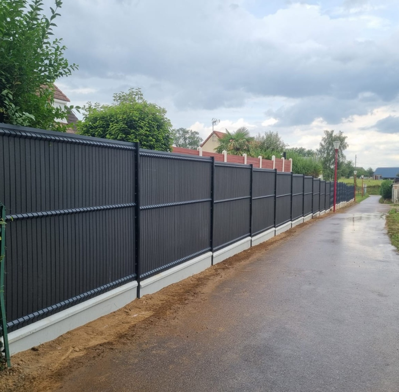 Conception sur mesure de clôture gabion robuste pour améliorer l'aménagement paysager des milieux professionnels Yvetot 76190 en Seine Maritime
