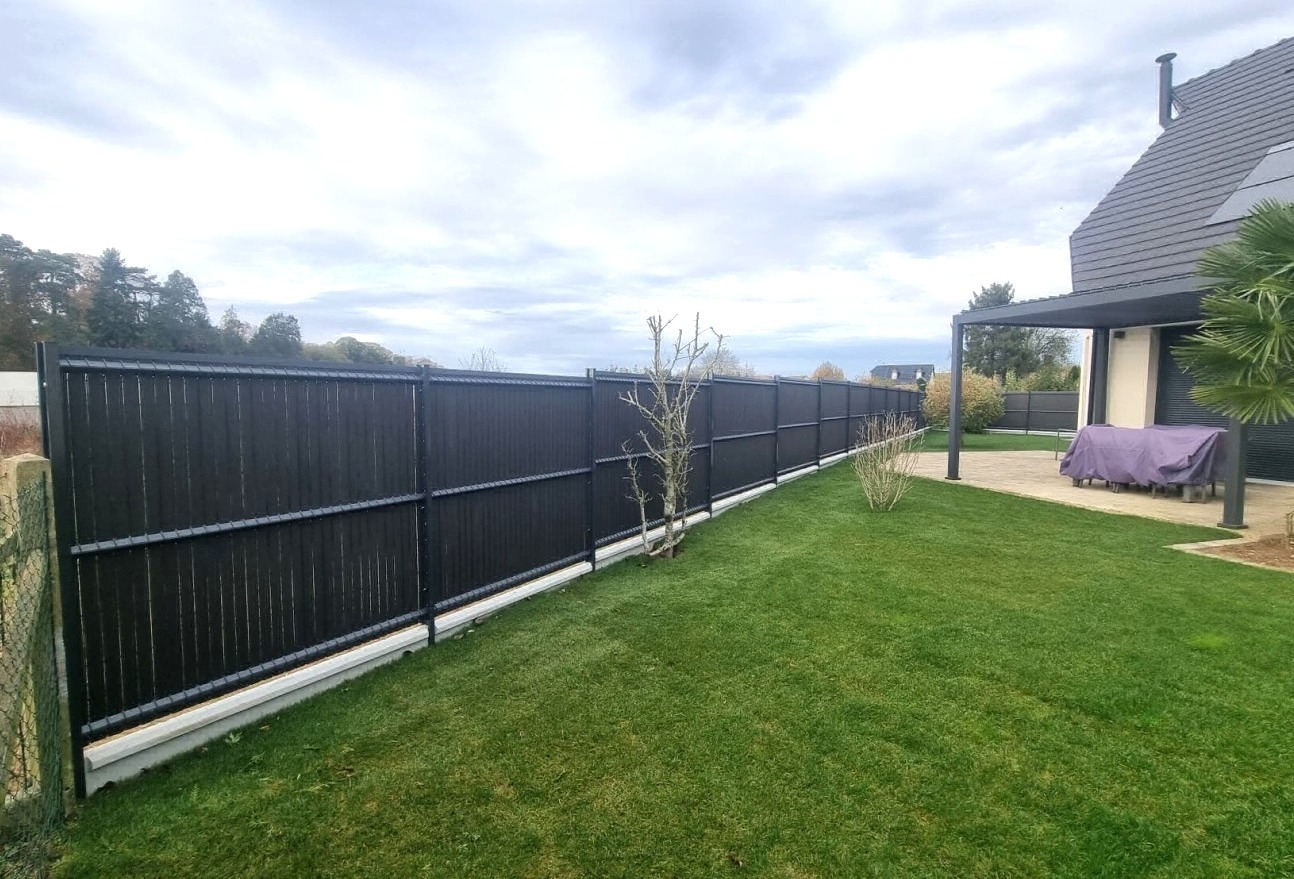 Service d'installation de clôture en bois élégante pour la décoration et la sécurité de jardins privés et d'espaces verts urbains Yerville 76760 en Seine Maritime