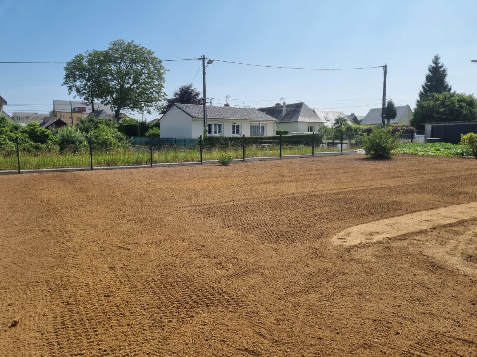 Offre de service complet d'entretien de pelouse et jardin avec des options de contrat annuel pour les particuliers, entreprises et collectivités Yerville 76760 en Seine Maritime