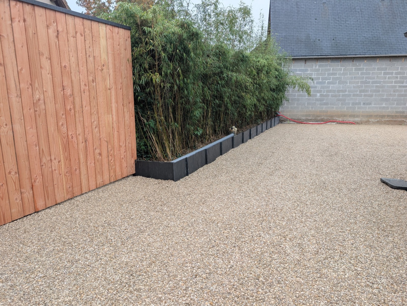 Installation professionnelle de terrasses en béton, conçues pour créer des zones de repos et de détente dans les parcs municipaux Yvetot 76190 en Seine Maritime