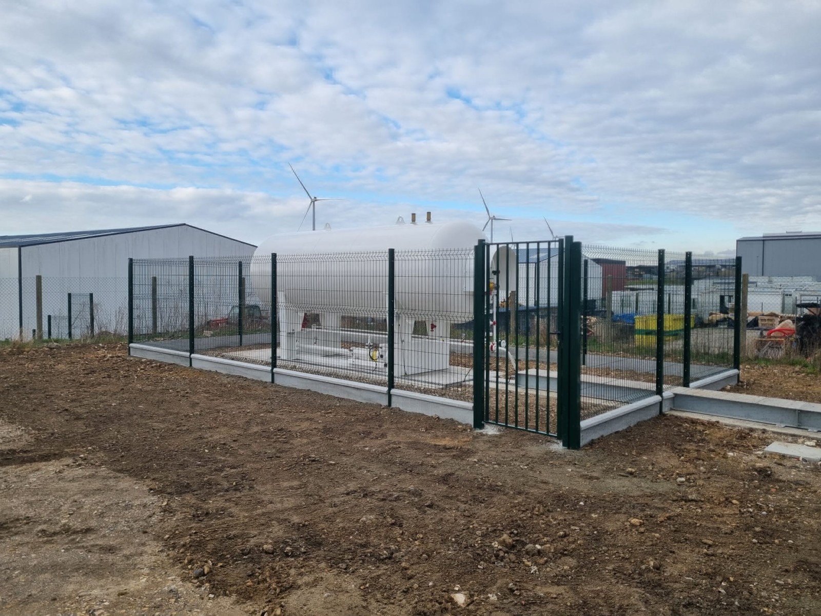 Mise en place de murs de soutènement fonctionnels pour lutter contre l'érosion dans les jardins en pente, préservant la beauté naturelle du paysage Yvetot 76190 en Seine Maritime
