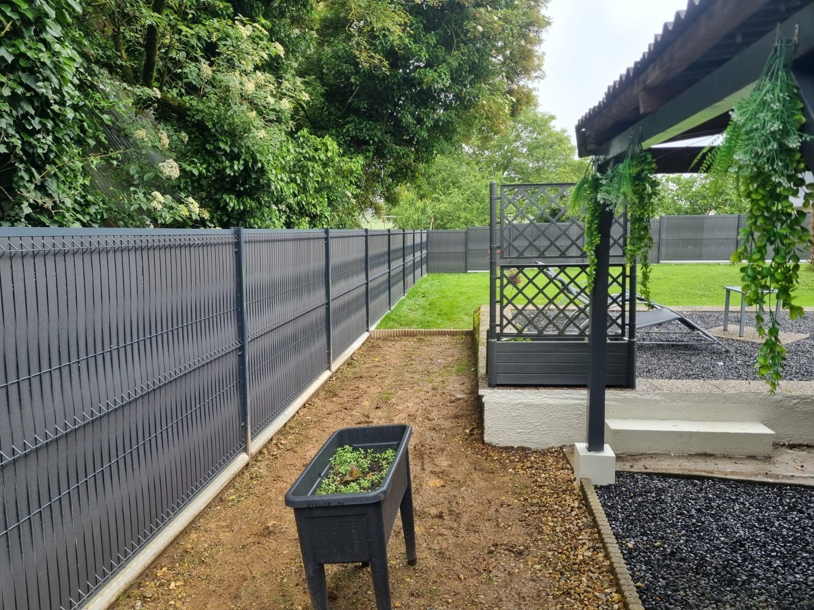 Programme complet d'entretien de pelouse avec la tonte, l'aération et la fertilisation : conçu pour maintenir votre gazon en parfaite condition Duclair 76480 en Seine Maritime