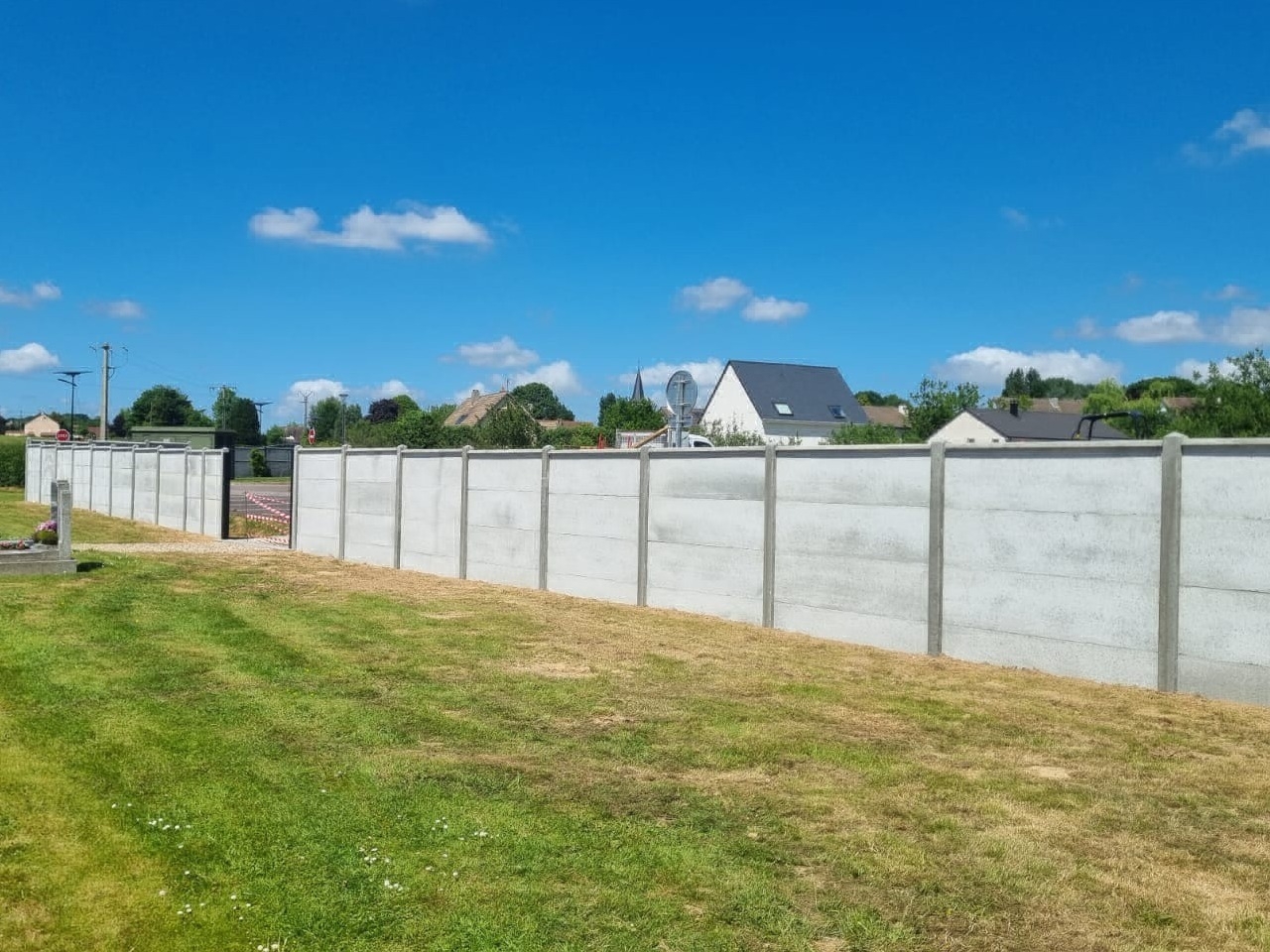 Service d'installation de clôture en bois élégante pour la décoration et la sécurité de jardins privés et d'espaces verts urbains Barentin 76360 en Seine Maritime