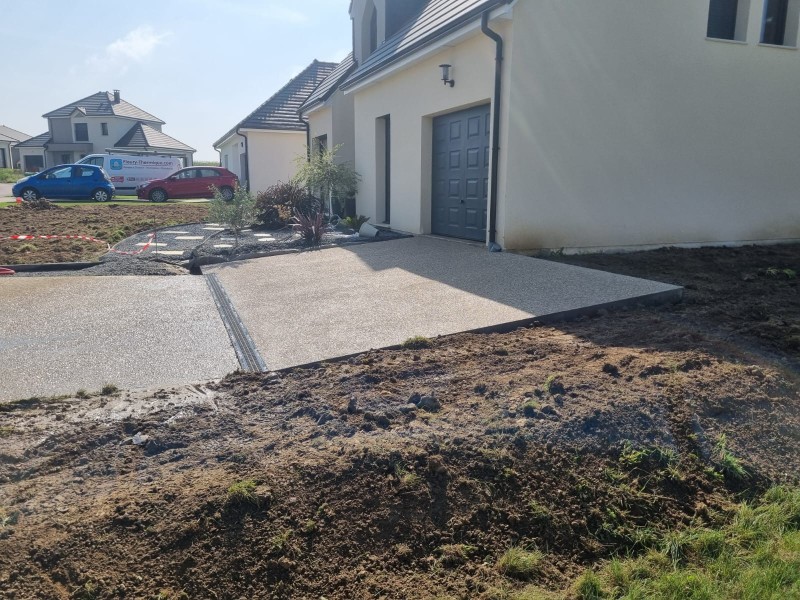 Réalisation d'une entrée de garage en béton désactivée par une entreprise spécialisée secteur Pavilly 