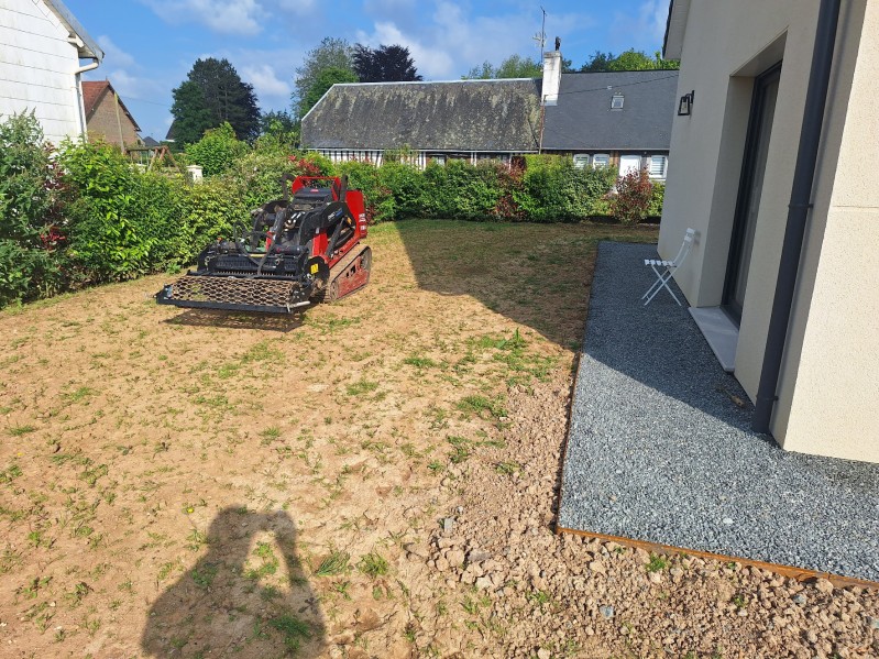 Préparation du terrain pour le semis du gazon 