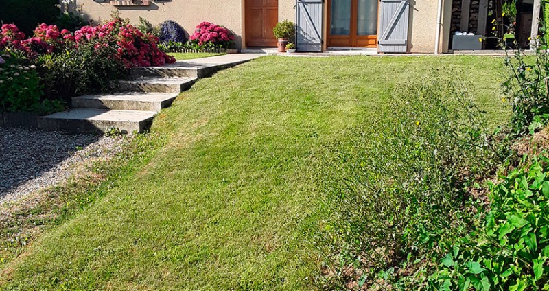 Création d'une allée piétonne et d'un parking en béton désactivé pour des particuliers sur Terres de Caux 76 en Seine Maritime