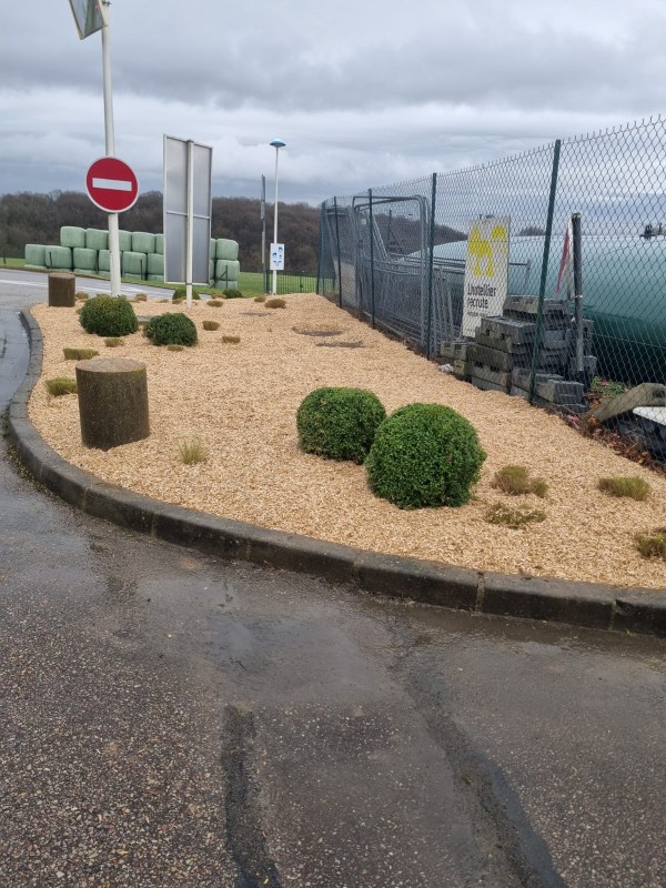 Travaux d'entretien des massifs 76