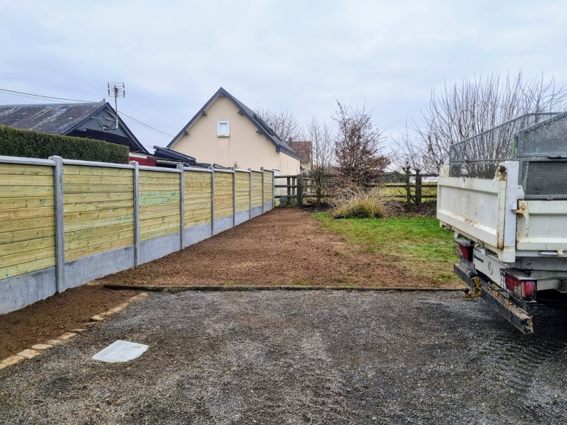 Travaux de clôture en palissade bois et béton par une entreprise spécialisée sur Clères