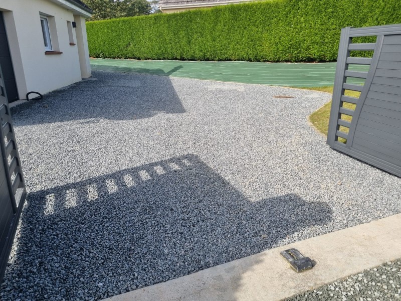 Entrée de maison refaite à neuf en gravelle bleu et dalle alvéolées sur le secteur de Pavilly