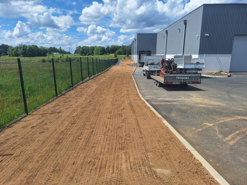 Engazonnement de pelouse, bâchage sur les talus d'un site industriel sur Eslettes 76 en Seine Maritime