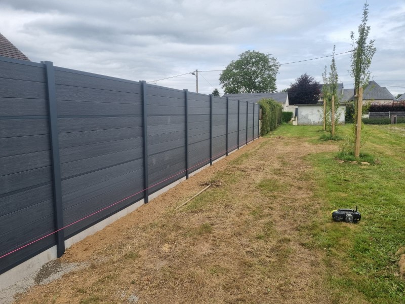Faire poser une clôture de jardin en claustra composite gris par une entreprise spécialisée sur le secteur de Yvetot 76
