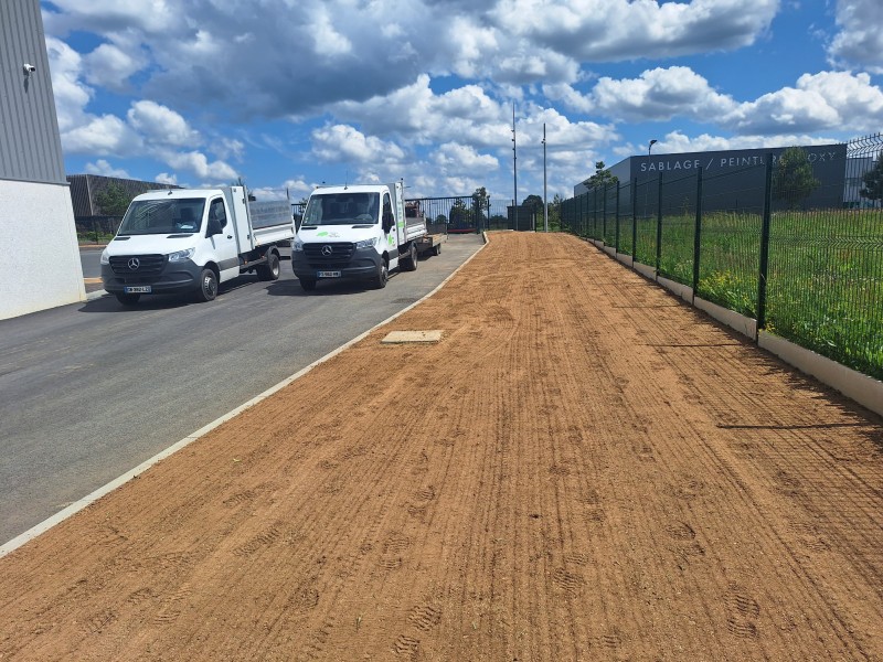 Engazonnement de pelouse, bâchage sur les talus d'un site industriel sur Eslettes 76 en Seine Maritime