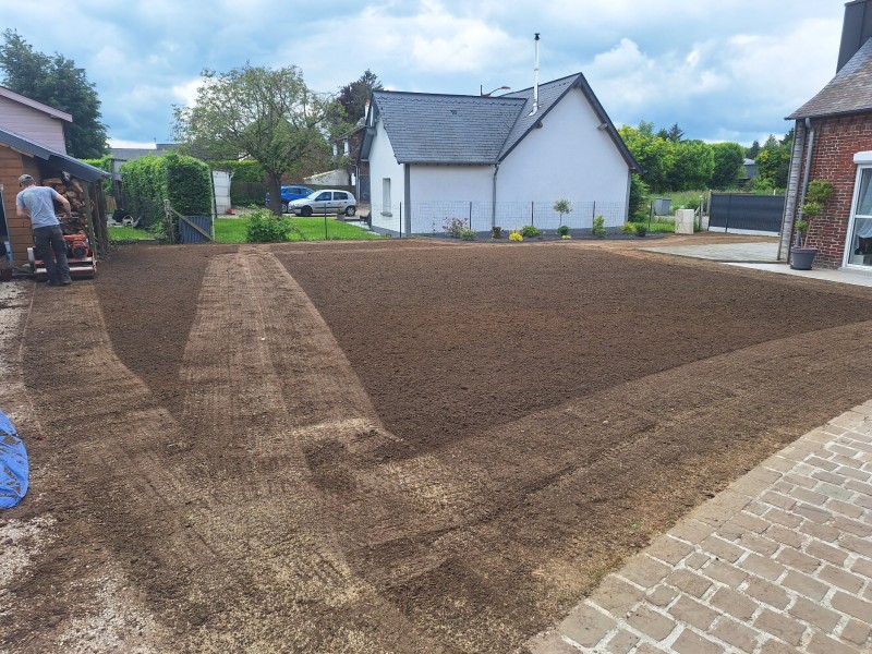 Rénovation d'un jardin avec terrassement, nivellement, semis de la pelouse, création de massif et de clôtures en claustra composite secteur Yerville 76