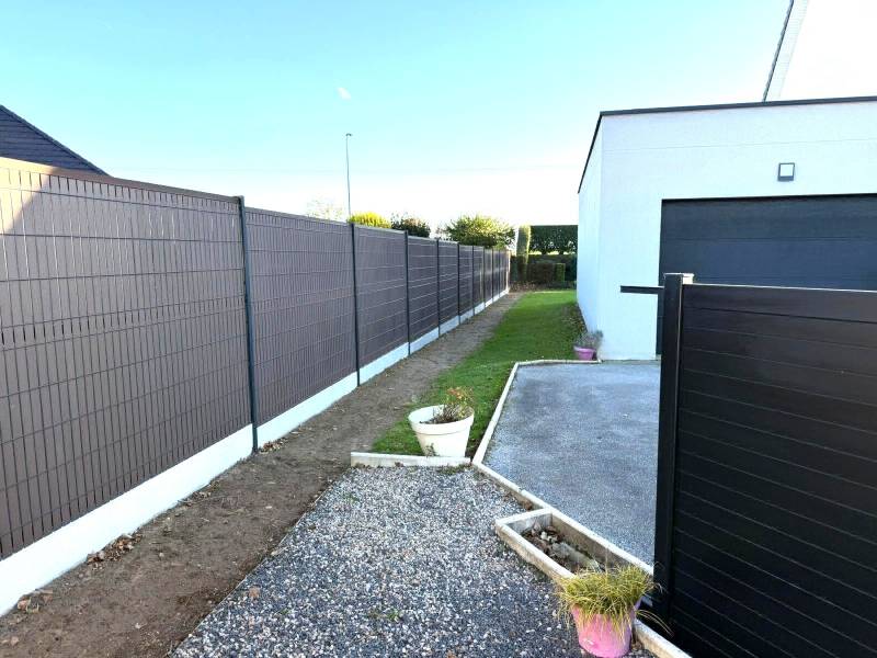 Proche de Yvetot installation d'une clôture grille rigide et occultant composite par des professionnels du paysages   