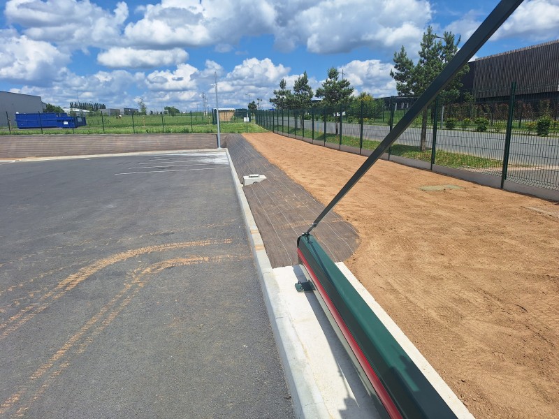 Engazonnement de pelouse, bâchage sur les talus d'un site industriel sur Eslettes 76 en Seine Maritime