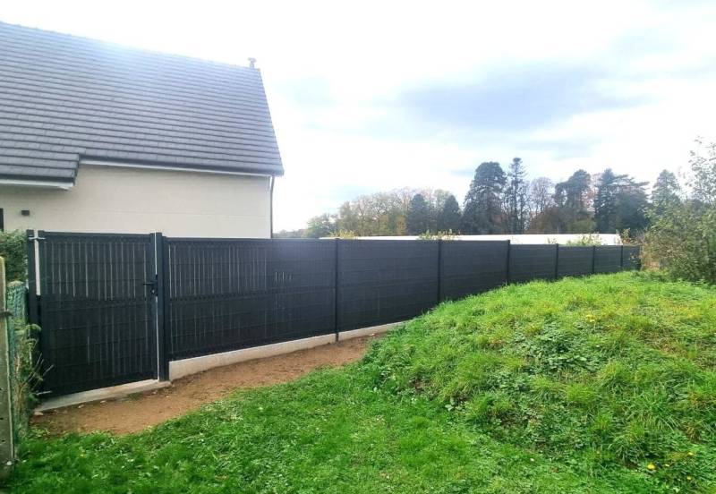Clôture en panneaux rigide gris anthracite et occultants composite proche de Saint-Pierre-de-Varengeville 76
