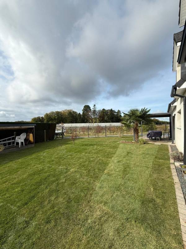 Création d'une pelouse avec du gazon naturel en rouleau sur Rouen 