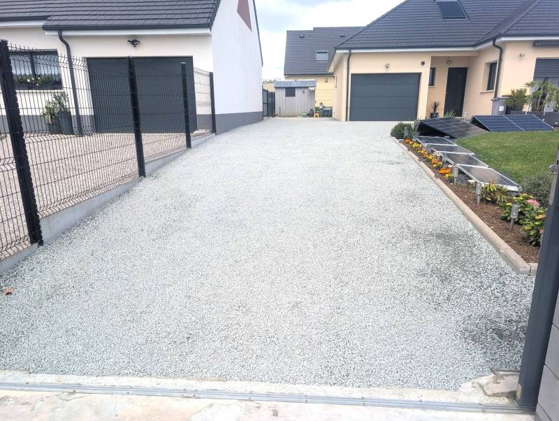 Rénovation d’une allée carrossable en gravier à Yvetot : aménagement paysager réalisé par Avenir des Paysages en Seine-Maritime