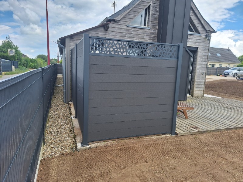 Rénovation d'un jardin avec terrassement, nivellement, semis de la pelouse, création de massif et de clôtures en claustra composite secteur Yerville 76