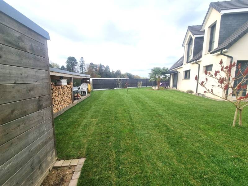 Où trouver une entreprise pour la pose de gazon en rouleau sur Roumare et ses alantours.