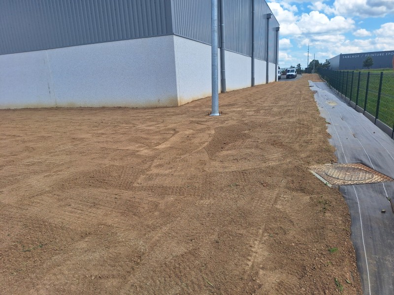 Engazonnement de pelouse, bâchage sur les talus d'un site industriel sur Eslettes 76 en Seine Maritime