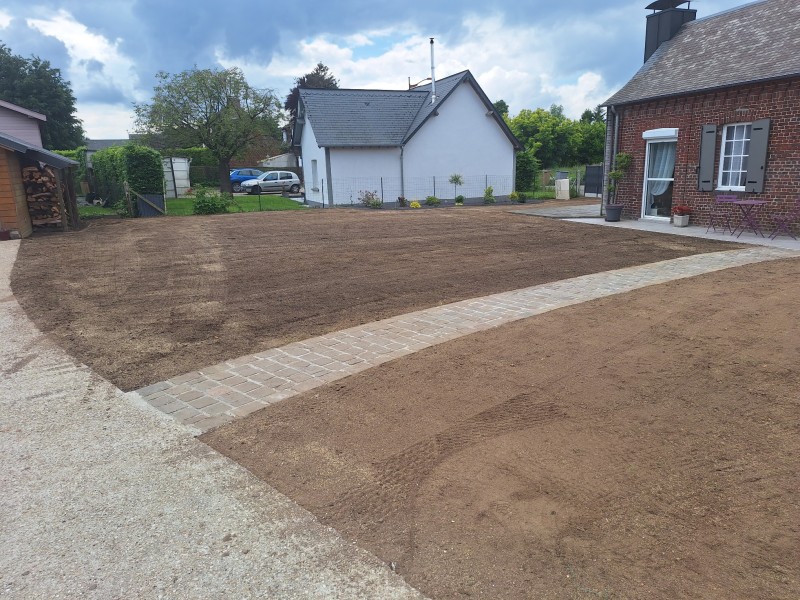 Rénovation d'un jardin avec terrassement, nivellement, semis de la pelouse, création de massif et de clôtures en claustra composite secteur Yerville 76