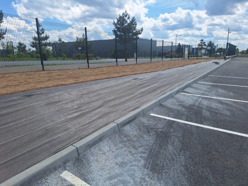 Engazonnement de pelouse, bâchage sur les talus d'un site industriel sur Eslettes 76 en Seine Maritime