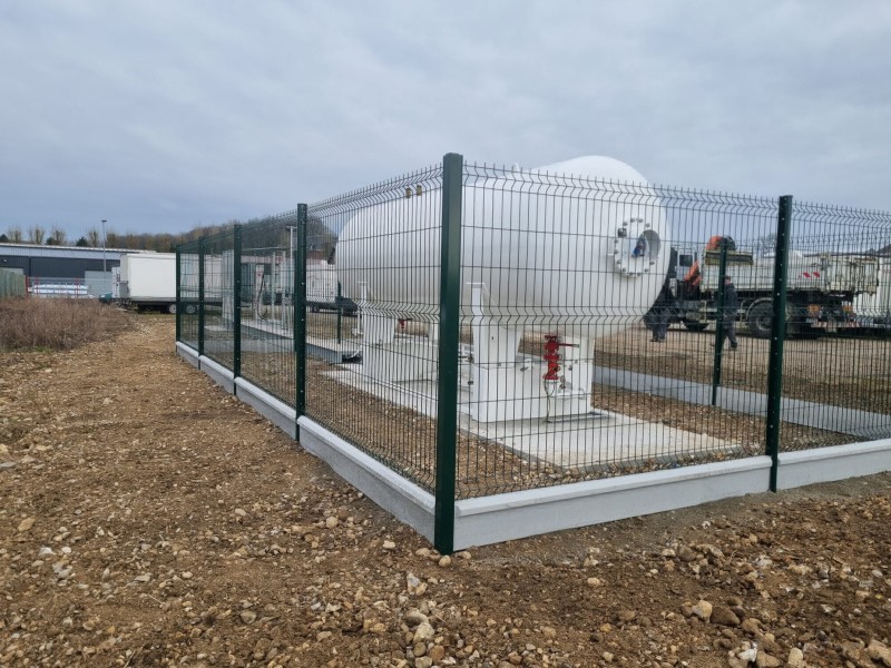 Poseur de clôture en panneaux rigide pour sécuriser les site industriels proche de Tôtes 