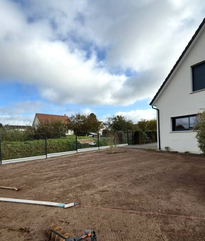 Préparation du terrain pour la mise en place de la future pelouse en rouleau proche de Barentin