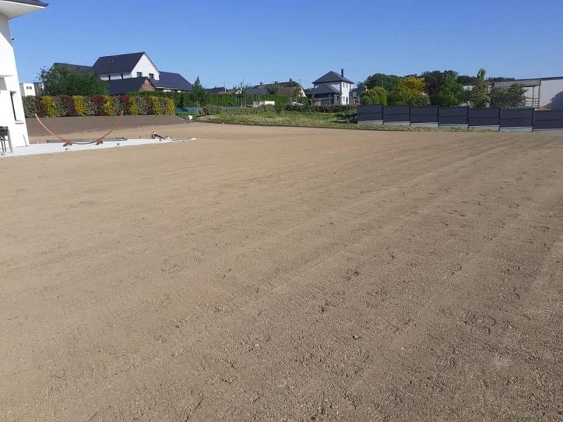 Chantier d'engazonnement d'un jardin sur Pavilly 76
