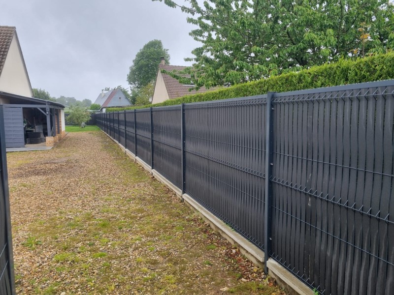 Entreprise pour la fourniture et la pose de clôture en panneaux rigide et occultant composite sur le secteur de Yerville 76
