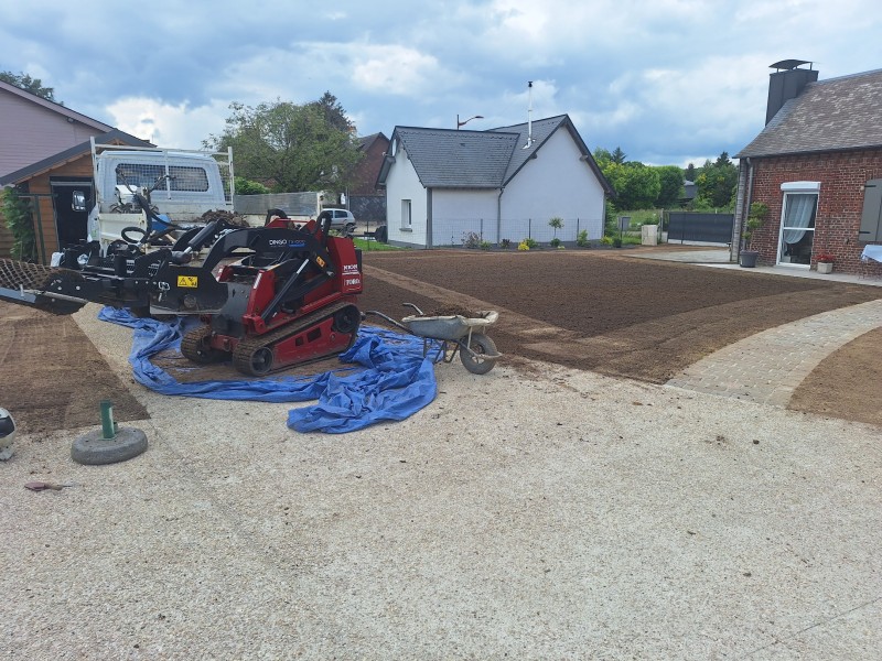 Rénovation d'un jardin avec terrassement, nivellement, semis de la pelouse, création de massif et de clôtures en claustra composite secteur Yerville 76