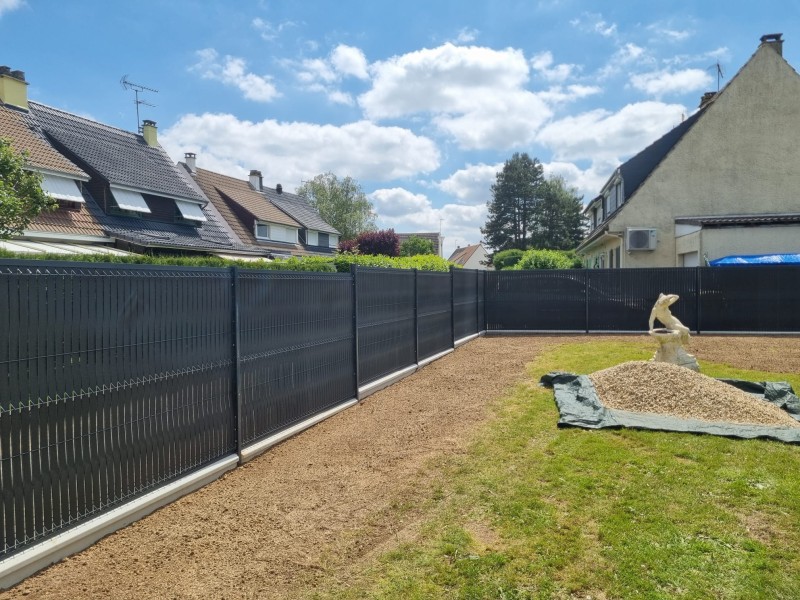 Entreprise spécialisée pour la pose de clôture en panneaux rigide et occultant composite  secteur Barentin 76e pose de clôture secteur Barentin 76