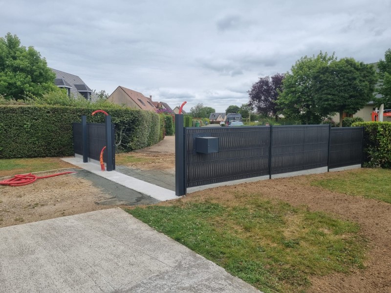pose de clôture en panneaux rigide et maçonnerie de la longrine de portail sur le secteur de Barentin 76