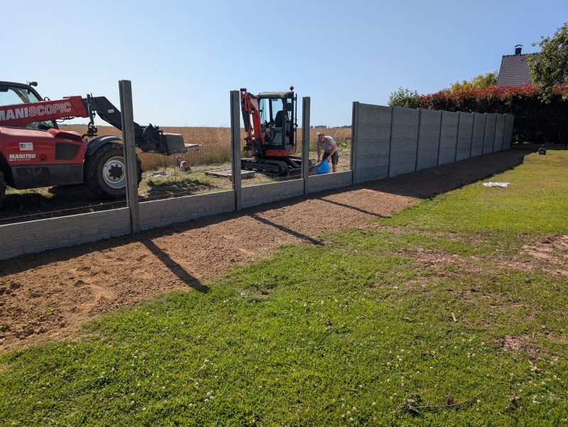 Pose d'une clôture en plaque béton pour séparer un vis à vis sur un chantier à Yvetot 76