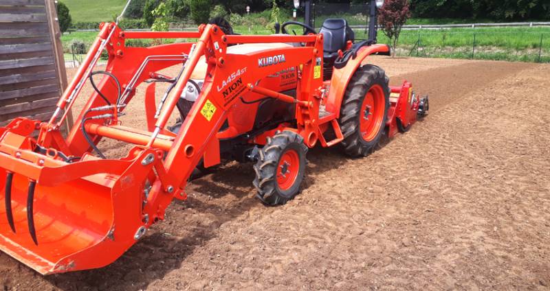 Travaux de terrassement et engazonnement de pelouse par une entreprise spécialisée en aménagement extérieur réalisés à Barentin 76 en Seine-Maritime