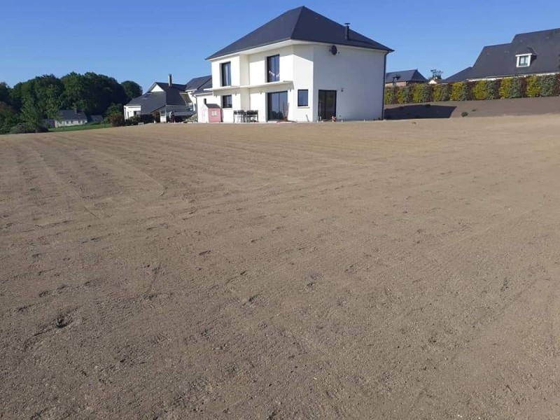 Chantier d'engazonnement d'un jardin sur Pavilly 76