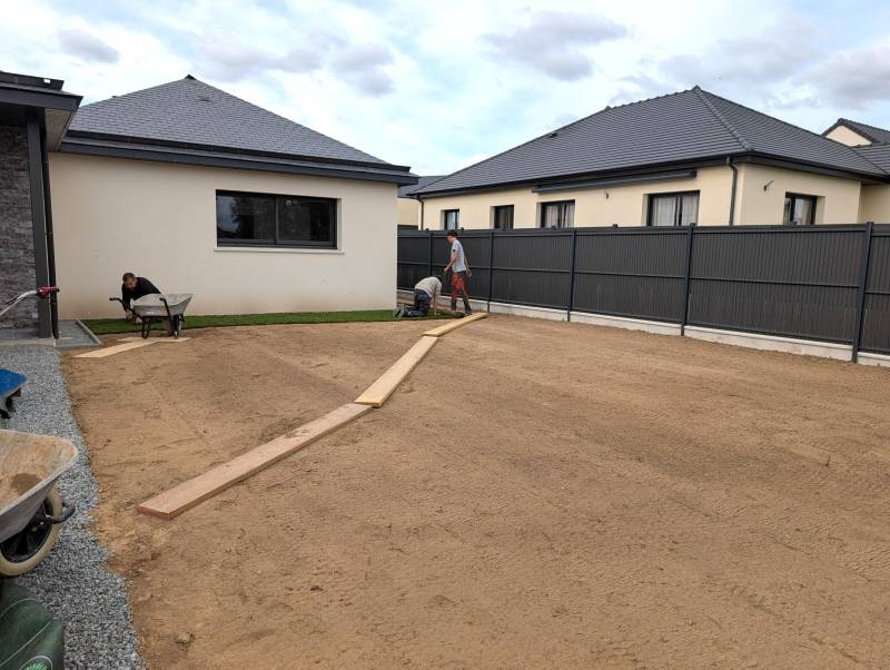 Préparation d'un jardin pour la réalisation d'un gazon en rouleau proche de Yvetot 