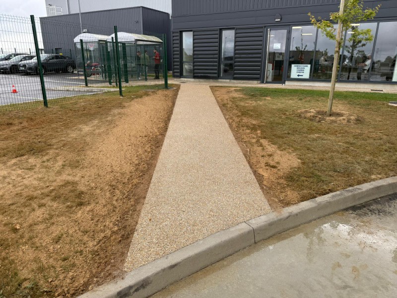 Création sur-mesure d'une allée piétonne en béton désactivé à Eslettes 76 