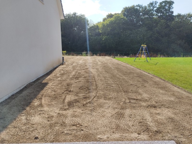 Comment engazonner sont terrain par une entreprise paysagiste secteur Pavilly 