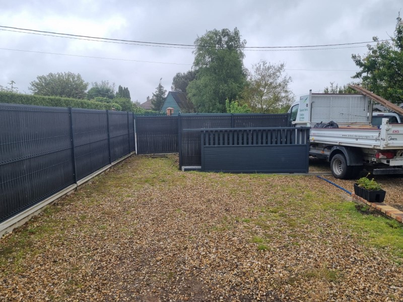 Entreprise pour la fourniture et la pose de clôture en panneaux rigide et occultant composite sur le secteur de Yerville 76