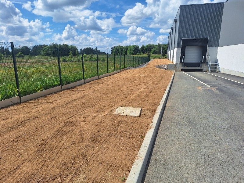 Engazonnement de pelouse, bâchage sur les talus d'un site industriel sur Eslettes 76 en Seine Maritime
