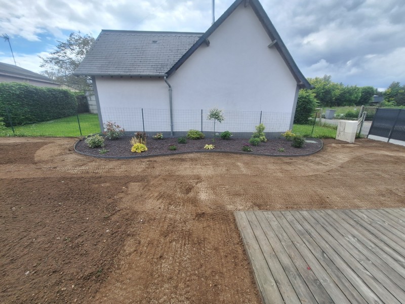 Rénovation d'un jardin avec terrassement, nivellement, semis de la pelouse, création de massif et de clôtures en claustra composite secteur Yerville 76