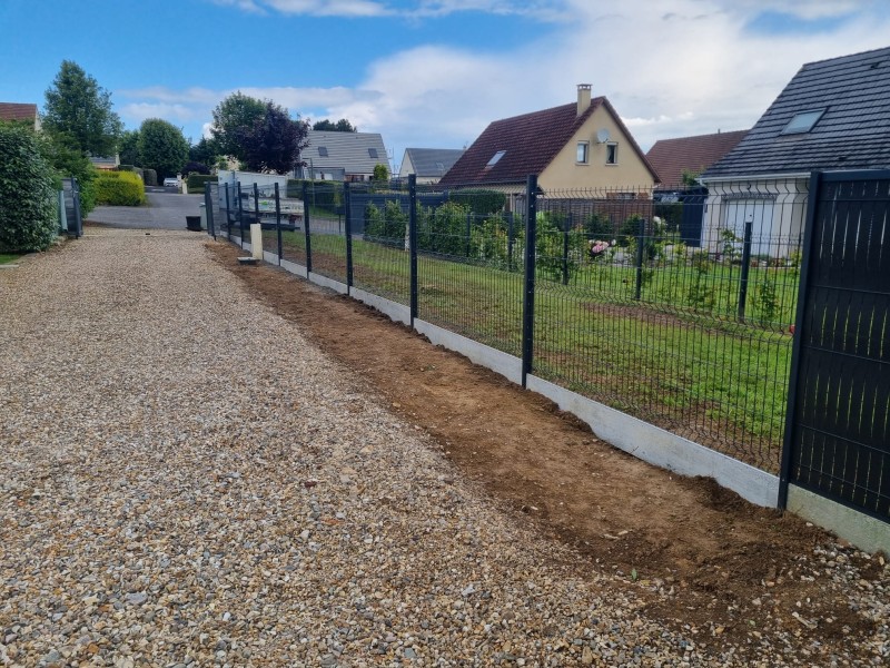 Entreprise paysagiste pour la pose de clôture en panneaux rigide sur Yerville 
