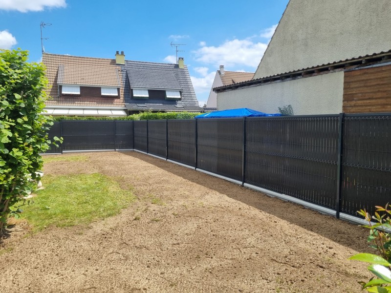 Chantier de pose de clôture en panneaux rigide et occultant composite  secteur Barentin 76