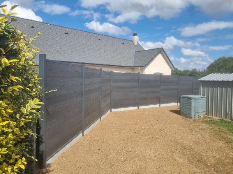 Chantier de réalisation d'une clôture en claustra composite sur Duclair 