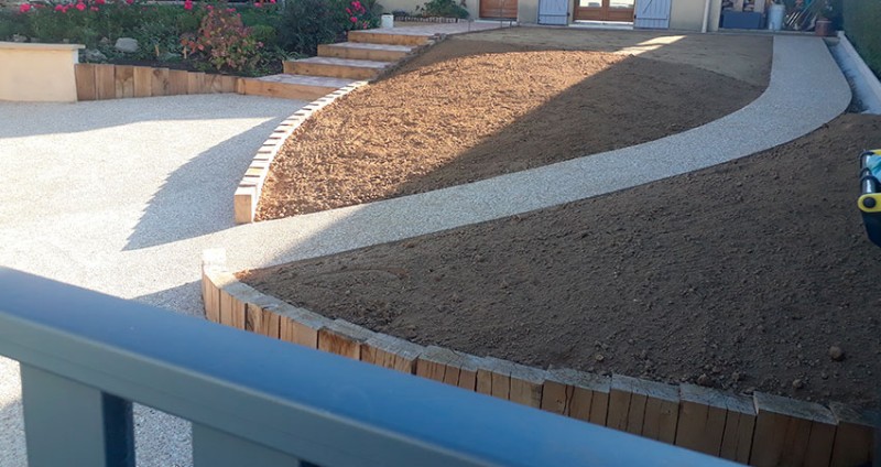 Création d'une allée piétonne et d'un parking en béton désactivé pour des particuliers sur Terres de Caux 76 en Seine Maritime