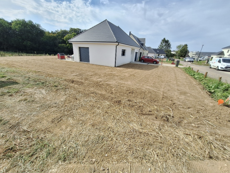 Travaux de terrassement et engazonnement de pelouse par une entreprise spécialisée en aménagement extérieur réalisés à Barentin 76 en Seine-Maritime